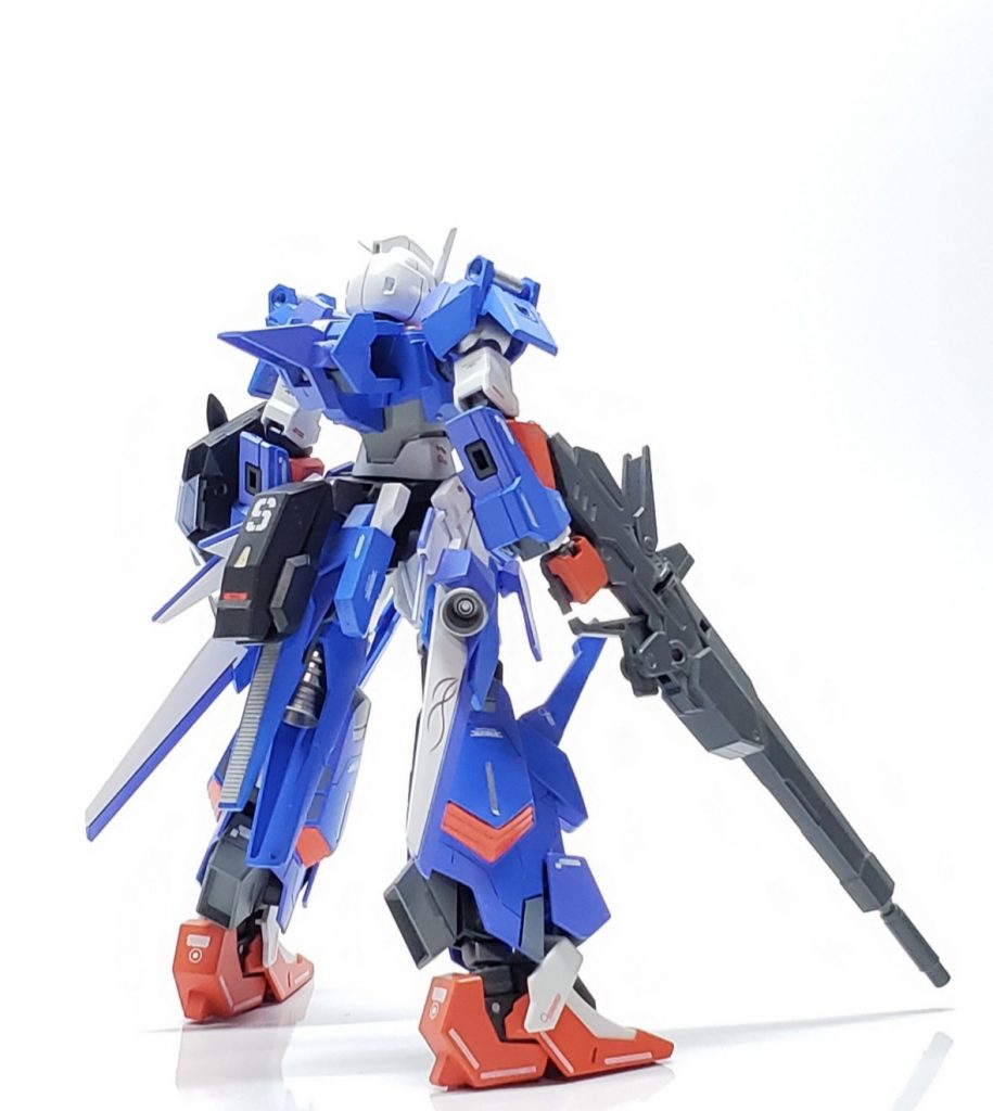 この機体はダイバーである万丈がエーデルヴァイス(過去作参照)から乗り換えた後継機、となっています。 リアアーマーにはビームサーベルがマウントされていて、黒い箱の中にはプロペラントタンクが内蔵されています。