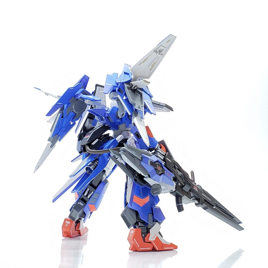 バスターランチャのエネルギー充填を早めるため、本体のプロペラントタンクからエネルギー供給を受けています。 バスターランチャー、という名称は長いため、フォースメンバーからは*団長砲*と呼ばれています。