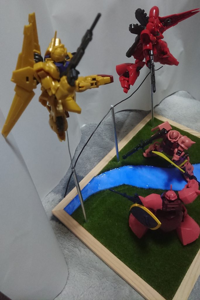 プラ棒を電柱に見立てました。
川は、UVレジンです。
材料は、全て100均です。(^-^)