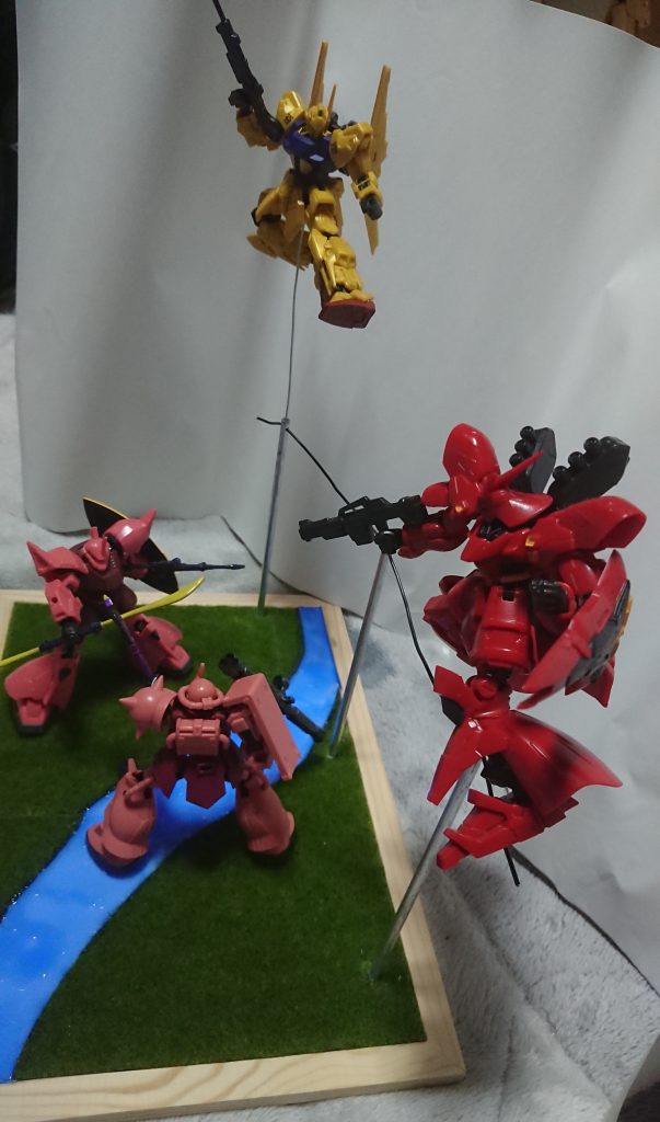 ザクがゲルググと対峙しているのを、サザビーが狙っているのを、百式がライダーキックを仕掛けているシーンです。(^-^)