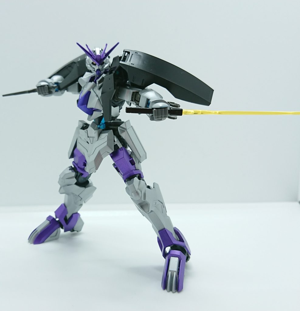 奥の手として後腰部に仕込んだ1本だけのビームサーベルと、両腰に対装甲ナイフ。
サーベルは本人の提案で装備、ナイフは剣が5本になった時点で『どうせならセブンソードに出来ないか』と打診を受けた結果ナイフを提案し装備しました。