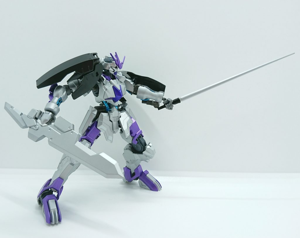 重量で叩き割るクラッシュソード(右)と装甲の隙間を突く超硬質レイピア(左)。
クラッシュソードはレギンレイズのバヨネットにジョイントを加工した持ち手を移植、可動するのでトンファーのように構えることも可能。
レイピアはエクシアの単色整形ビームサーベルを敢えて実体剣に設定して銀色に塗装。
バヨネット持ち手の取り付け方法以外は本人の提案です。