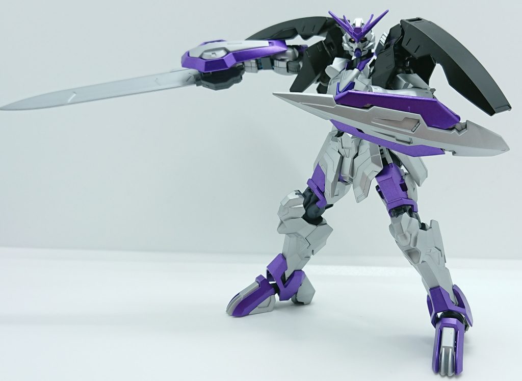 GNソード&GNシールド。
右腕はヴィダールの腕を削ってGNソードを接続、左腕はフラウロスの腕のシールドを加工し可動はそのままにGNシールドを装備。
取り付け方法以外本人の提案です。