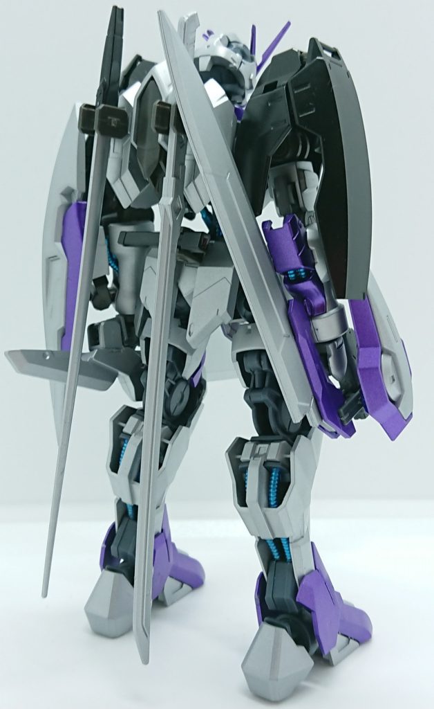 カラーリングはとある光の巨人を参考に、銀と紫に塗装。
両肩の装甲は外套やフルクロスのイメージでグレイズリッターのものを使用。
後述のフェイクヘッドも合わせて機体の正体を隠すような装備と考え黒で塗装。