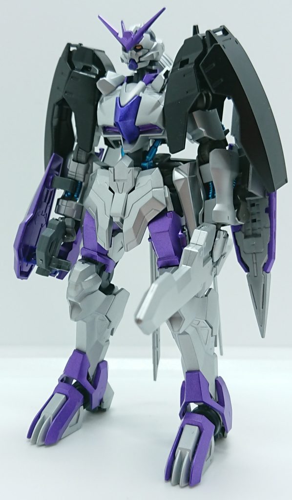 見た目の癖が強めの機体が好みとの事で、ベース機はダンタリオンに決定。
本体の造形が目当てなのでカウルは今回はスルー。
その分首が浮いて見えるので襟を付けられないか、という提案を受けアストレイのフロントアーマーを鎖骨位置に移植。
頭部ブレードアンテナはこれも本人の提案でエクシアのアンテナを組み合わせました。