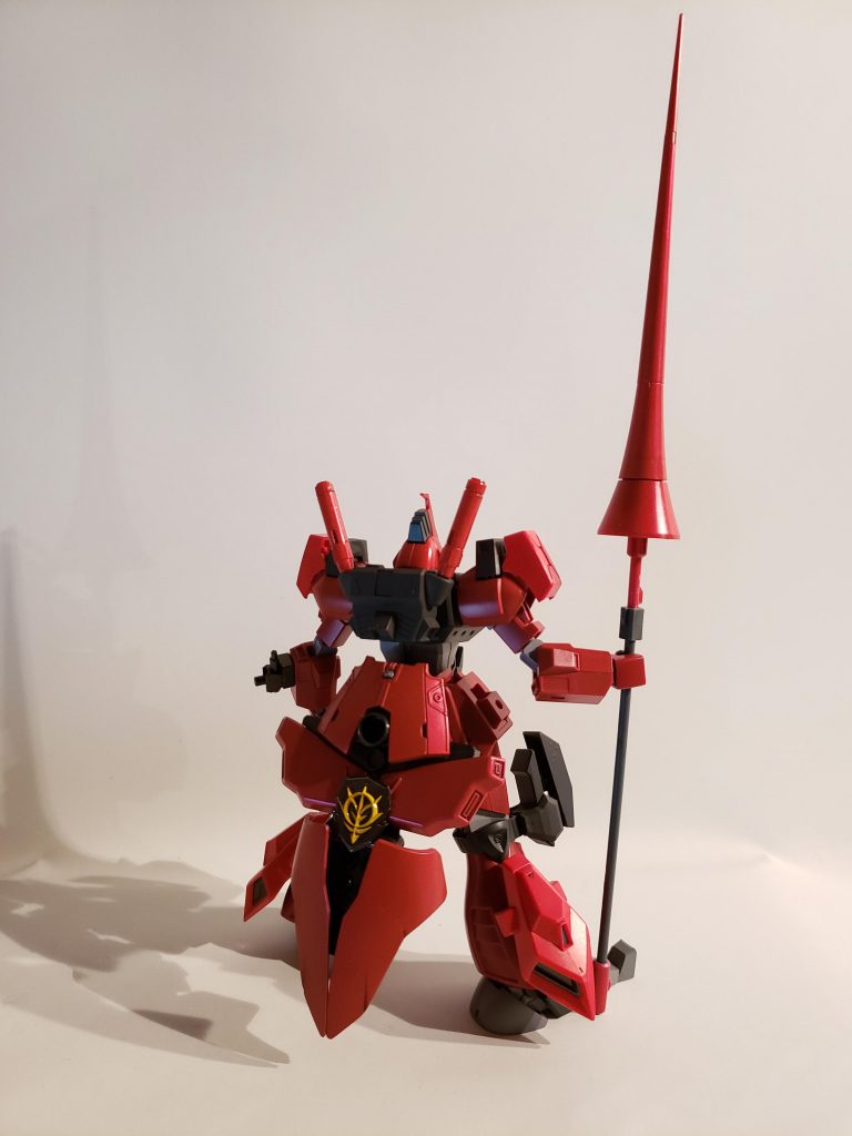 背面 ハンマ・ハンマが使用していたシールドのプロトタイプに当たる武装をシールド兼バックスカートスラスターとして使用。