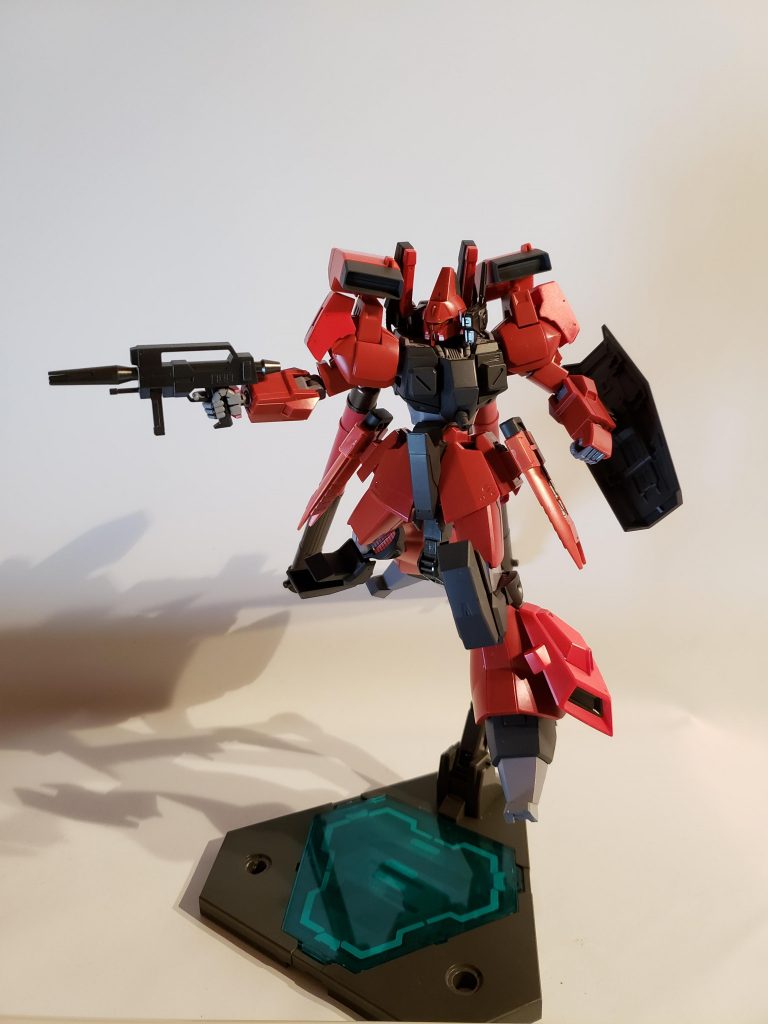 武装による戦術のバリエーションが豊富で、武装はそのままジムⅢに受け継がれた。