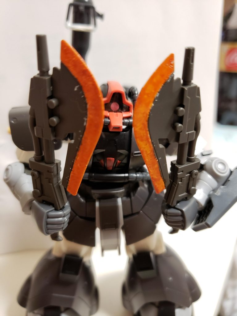 主武装その①
大型ヒートホーク&バックラー
腰部にマウントされた格闘武装。
両手での取り回しを考え左腕には防御策としてバックラーを装着している。