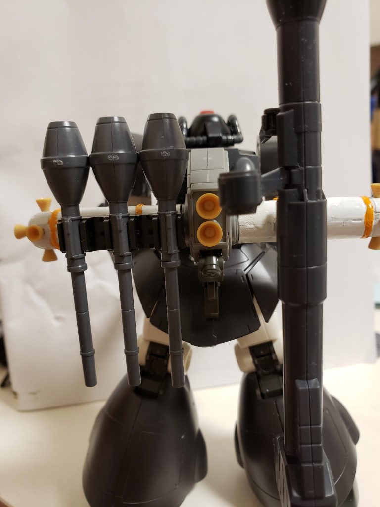 主武装その③
ジャイアントバス&シュツルムファウスト
ジャイアントバスはドムの代名詞たる武装。
シュツルムファウストも３本をバックパックにマウント。
下部のサブアームによる保持又は速やかな武装の交換が可能。