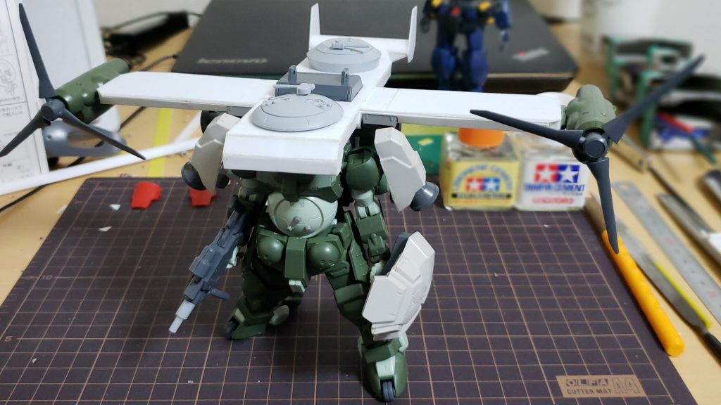 グリモアレッドベレーにSDのサイサリスの盾、肩のバーニア、アトミックバズーカを移植しました。
輸送機はビルダーズパーツやらプラ材、ジャンクでつくりました。