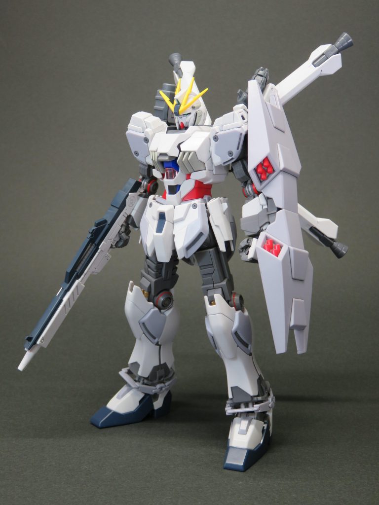 B装備のシールド、νガンダムのライフル、スカルウェポン等を合わせたもの
ジャンク屋で武装かき集めた感がすごいですが全体の印象は悪くないと思います