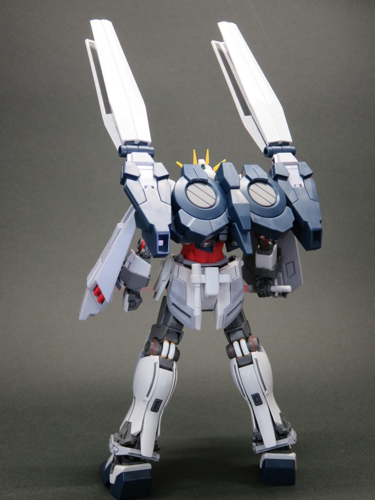 背面
装備の重たさで反らないよう工夫しています