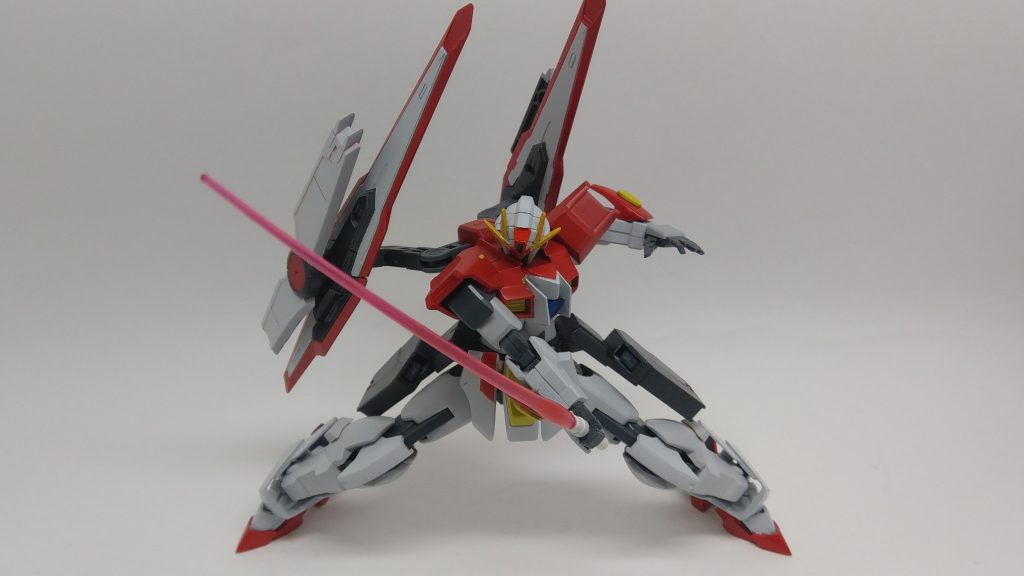 リアアーマーが可動してサーベルを引き抜けます本機の主武装です