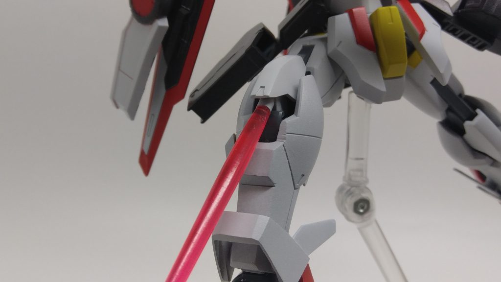 膝裏にも左右分ビームサーベルがありまして