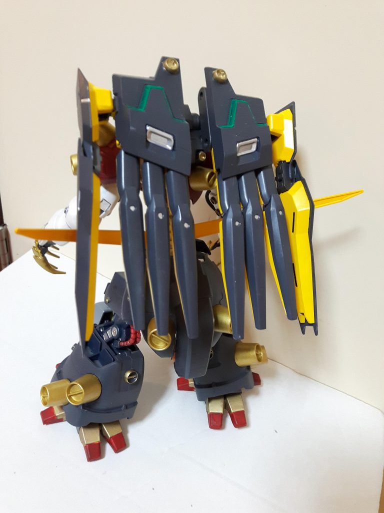 後ろから。バックパックに大型ハンドアーム装備です。