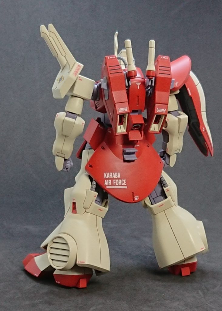 背面。放熱フィンはオミットされてビームサーベルを2つ装備。