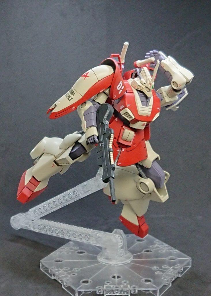 アクション1バックパックのビームサーベルは可動します。