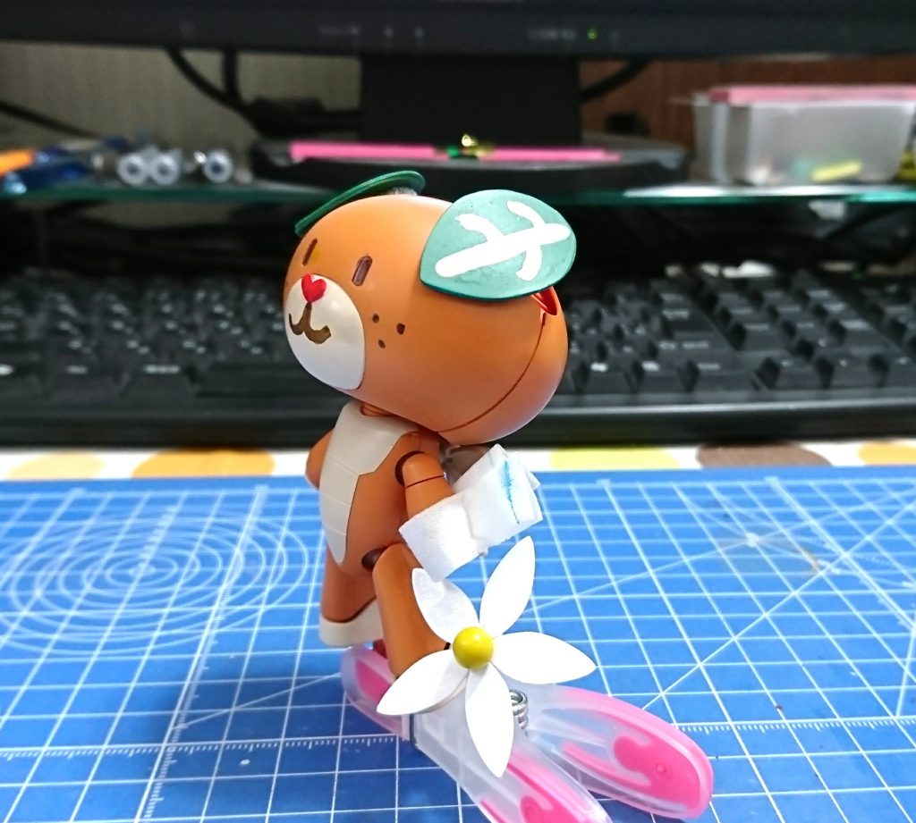 後頭部の首に当たる部分を削り込んで、顔を上向きにできるようにしました。
耳、鼻、しっぽのみかんの花もプラ板です。