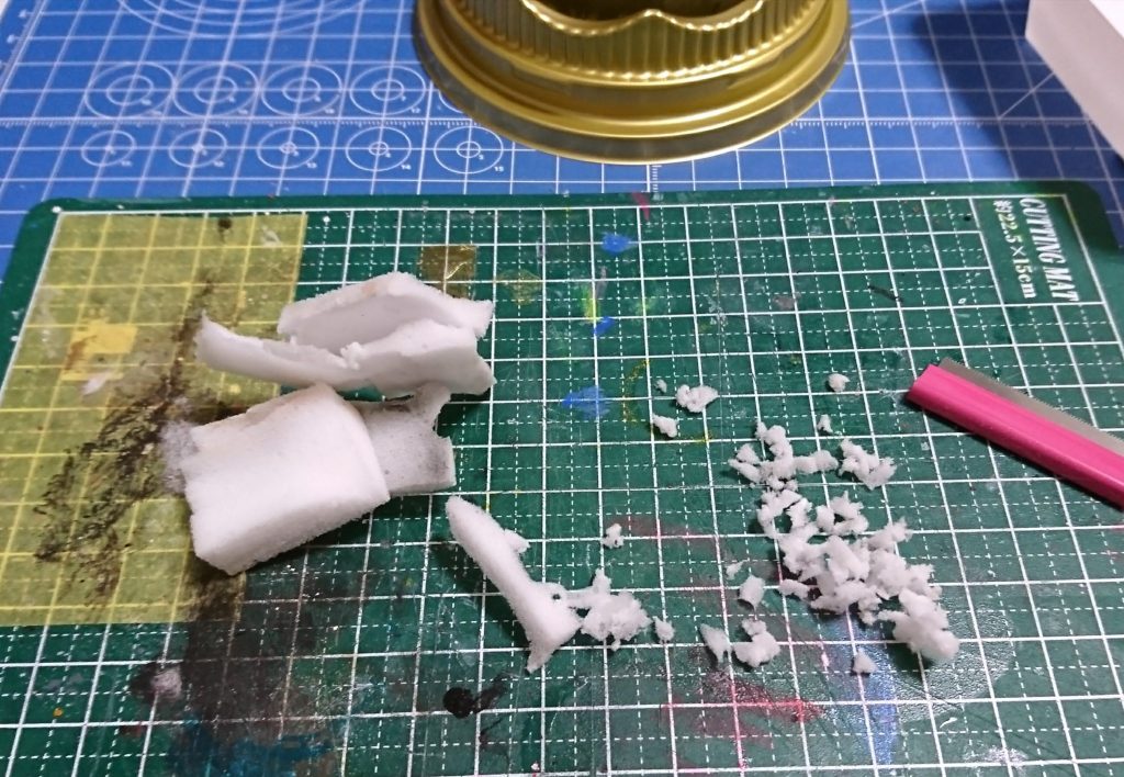 石鎚山にはメラミンスポンジを刻んだ葉っぱを散りばめました。
えらい面倒だったので、次やるときは専用の情景素材を使うと思います( ˘ω˘)
しまなみ海道はモンブランケーキの空き容器、今治タオルはケイドライ、じゃこ天はキムワイプです。
愛鯛と御栗タルトはプラ板から作りました。