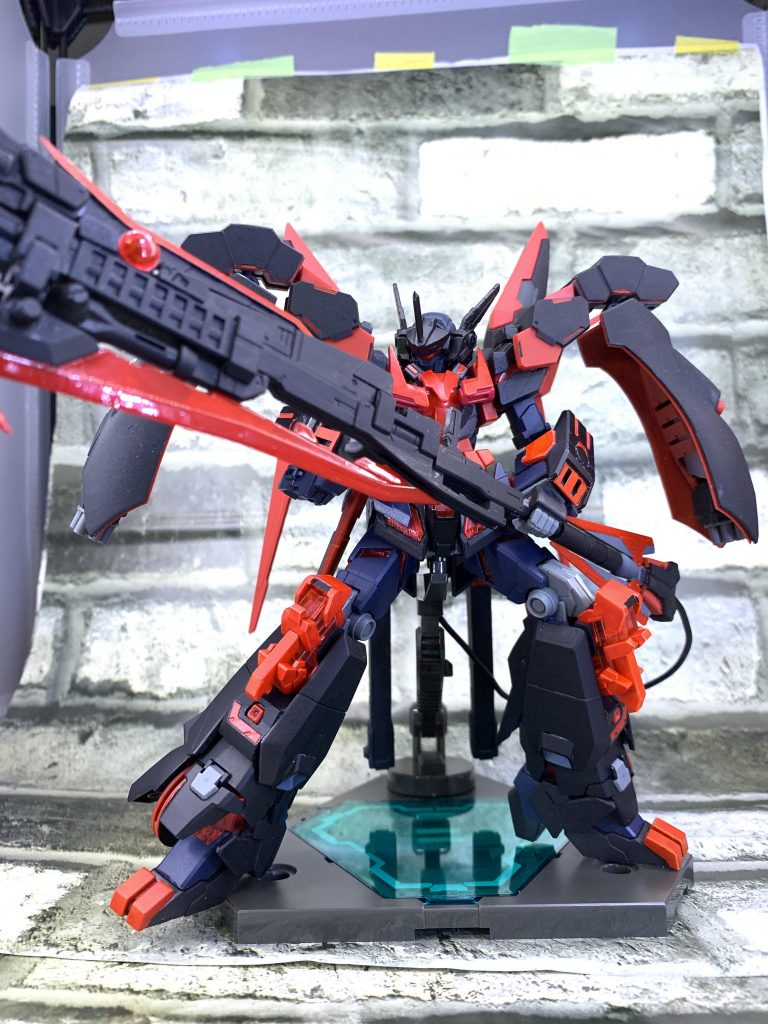 主武装はハルバードブレイカー
基本は遠距離砲撃用だが本体のエッジで刺突・斬撃での近接戦も可能。
更に機体後部からエネルギーを直接供給する事で出力を向上させたブラスターモード・ビームブレイドを形成するザンバーモードも使用可能。