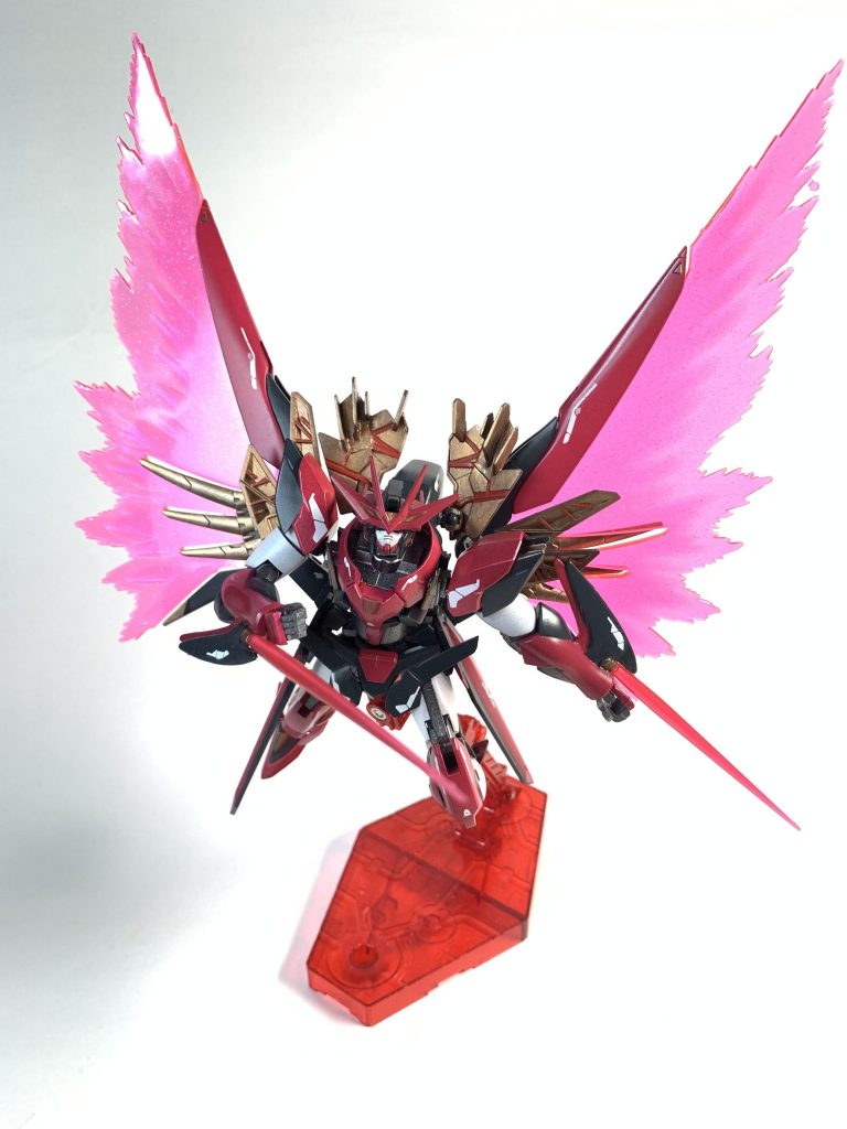 両腕のビーム発振器からサーベルを展開し高速で間合いを詰める。