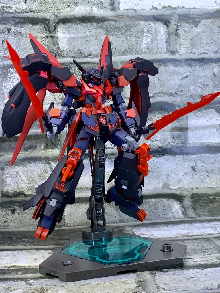 サブ兵装として腰部後方にマウントしたガンブレード
格闘戦や中距離での撃ち合いに使用される