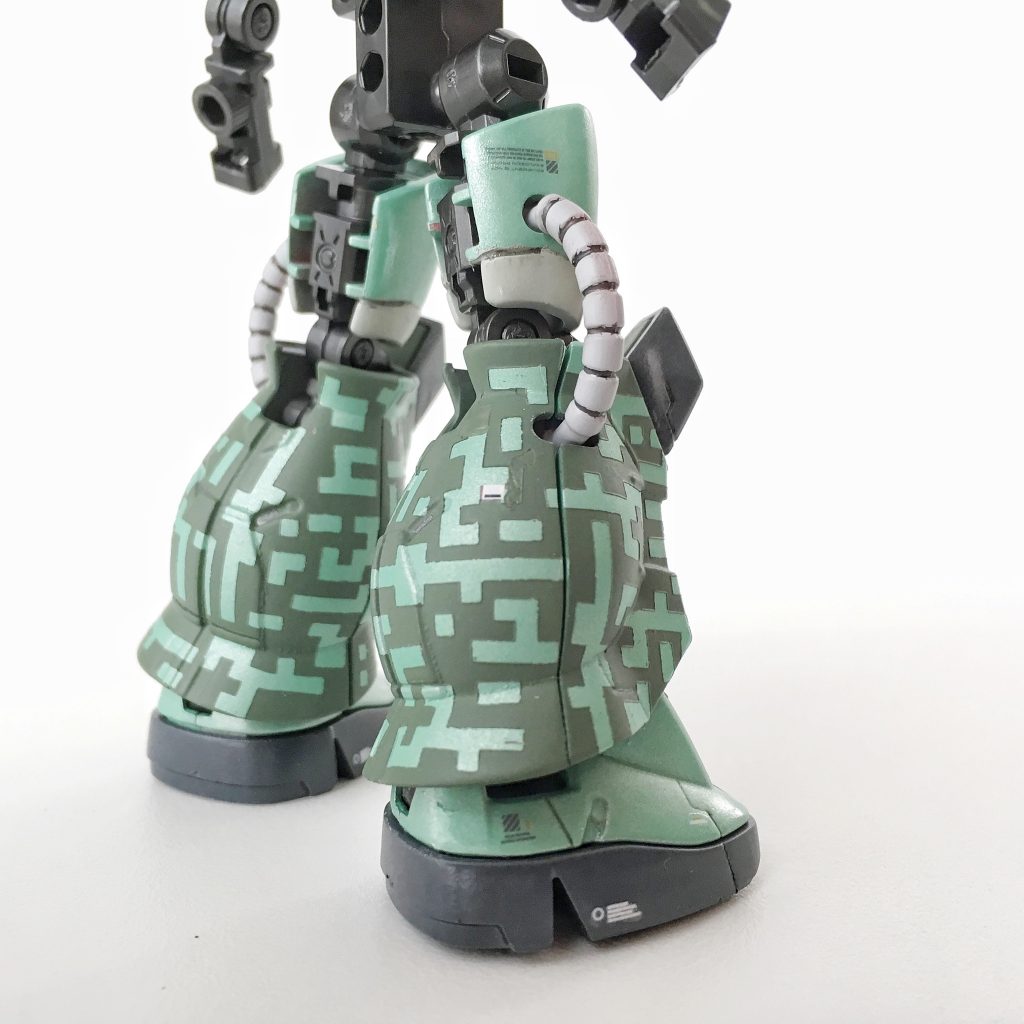 ドット迷彩塗装完了後の脛