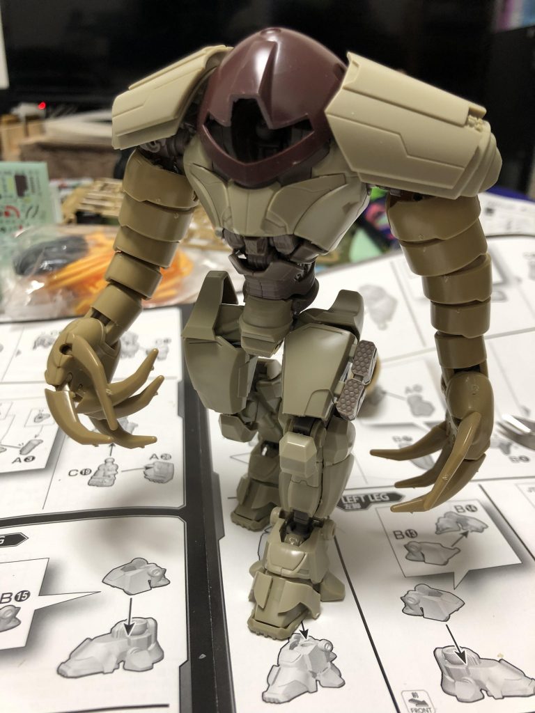 この段階でほぼ完成してますが、モノアイにハイキューパーツ、レンズにペットボトルを切り出して貼ってます。