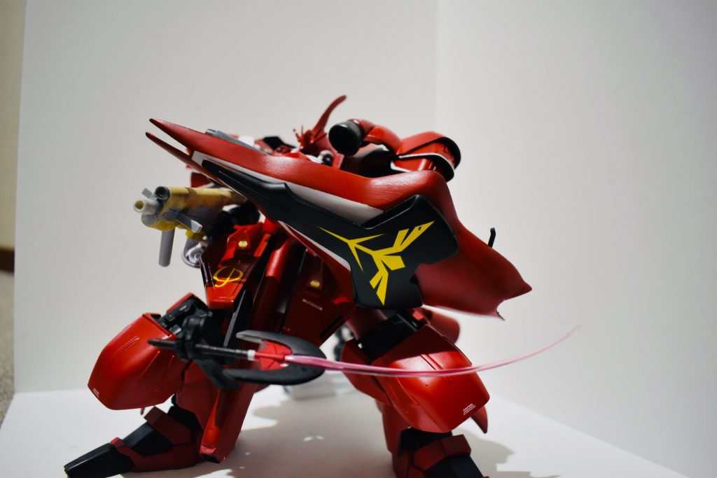 フロントガードにはサブアームが仕込まれており、ビームキャノンの固定やビームサーベルでの斬撃も可能である。