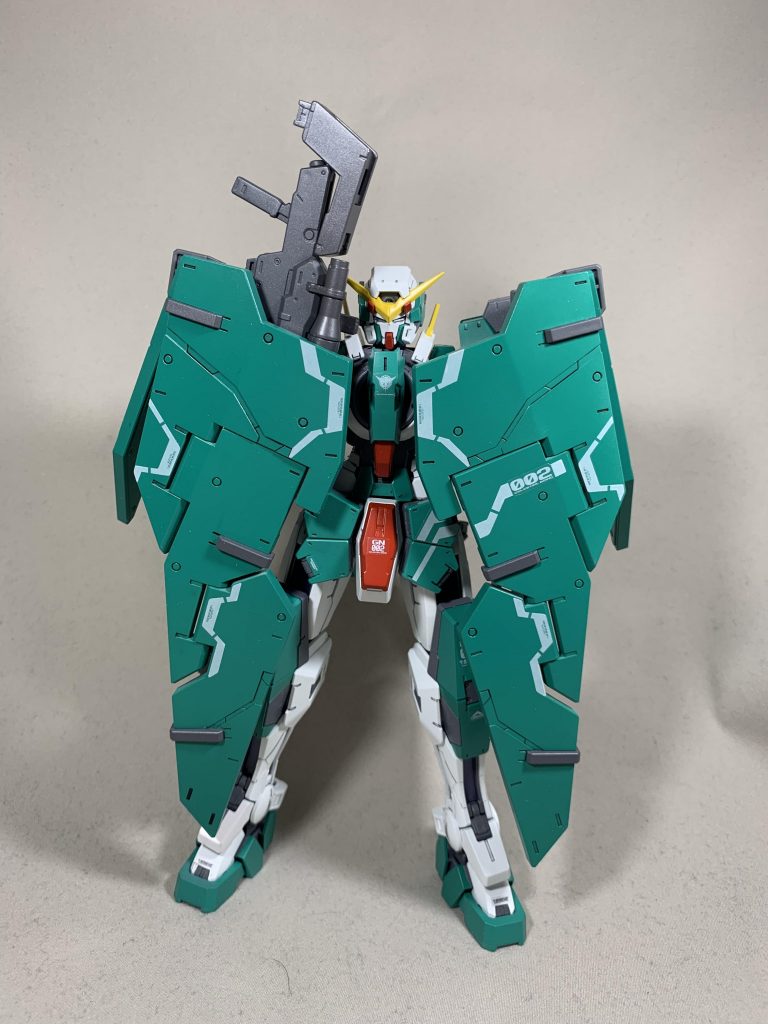 トップコートをデカール貼り前にし、艶の程度を合わせた効果で
写真ではほぼ一枚板に
もちろん光の反射で凹凸は見えますが、逐一そんな見方はしないので
自分はコレで十分かと
これまでの作品と比べてキチンと表面を揃えた事で作品の完成度が
全体的に高く感じられます