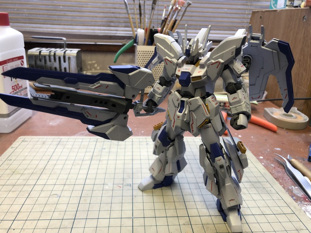 まずはフロントビュウ。
巨大な剣を携えた姿がかっこいいですね？(威圧