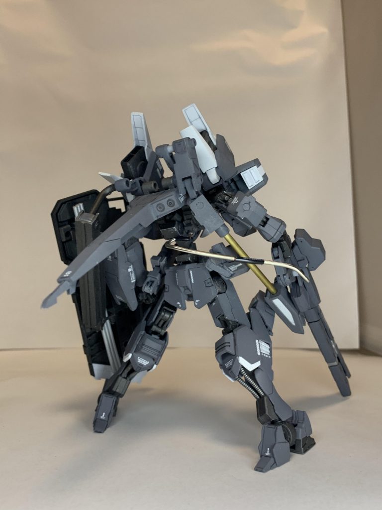 リア
肩アーマーが後方に大きいので既存のアームだと干渉して使えず、取り回しを考えながら自作しました。