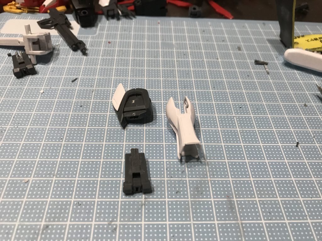 頭とライフルはそのまま合わせ目消し出来るんですけど、足は無理なのでパーツ分割を変更して合わせ目を消しました
まずフレームをノコギリで真っ二つに
外装は接着しておきます