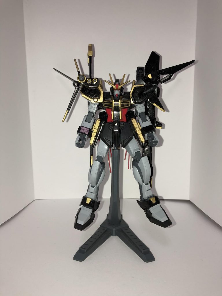 黒を基調にしつつ、ストライクフリーダムやゴールドフレームを連想させる金を差し込み、ただのストライクではない事が伝われば良いなと思いこのカラーリングに致しました