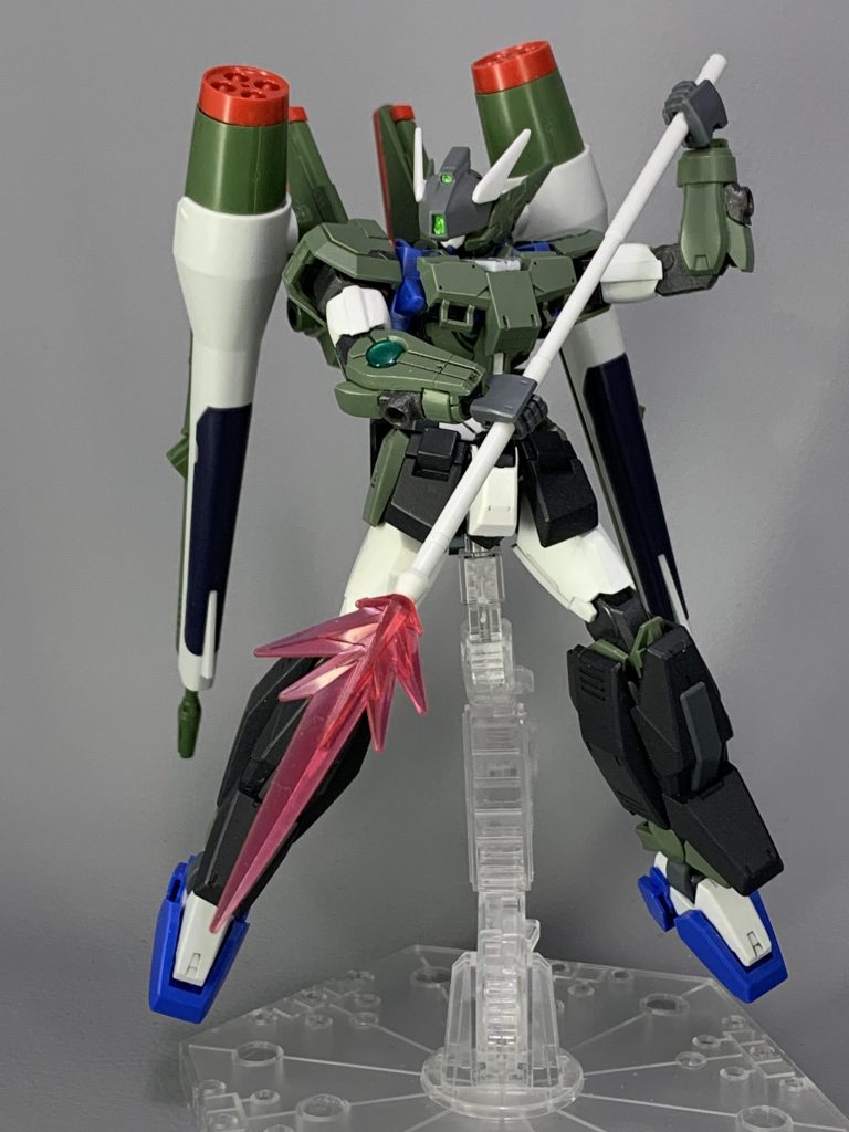 【アストレアS ブラストシルエット】
インパルスのブラストシルエットの運用に適した形態。
そのままだと上半身の後方に重心が寄るため、カウンターウェイトとして装甲が追加されている。これにより砲撃機としての完成度が向上した。
胸部装甲の一部は、腕の動きに干渉するため、その部分を排除することで、一応ビームジャベリンによる格闘戦にも支障は無いようになっている。