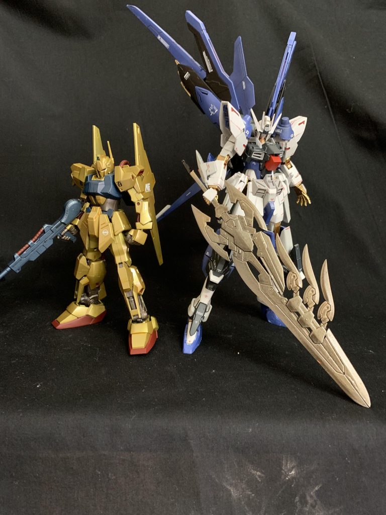 最後に大学の模型サークルの部長さんの百式とのツーショット!
これでどれだけ大きく、細身なのかがわかってもらえるかと思いますw部長の百式と並べられてよかった!!
これで自分がガンスタさんに投稿した機体は2体目になりますが、特にこのヴァルクガンダムレイザーは初のエアブラシ塗装にして、ガンスタさんのコンテストのテーマに沿って作った、自分にとって初めてが多かった記念すべき機体となりました!皆様の思ったことやアドバイス等やコメント等くださると次の励みになりますので、皆様評価よろしくお願いします🙇♂️