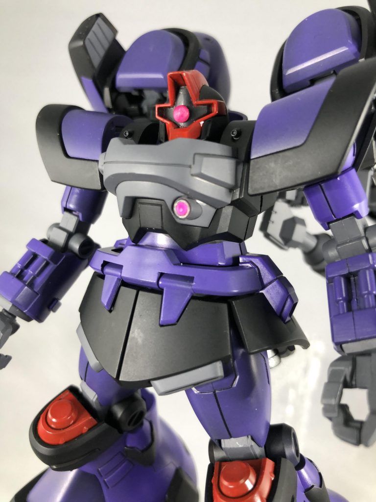 左胸のピンクの丸いやつ。
スクリーミングニンバス。以下wikiより。
左胸部に装備されている攻性防御装置。ビームと同じ性質を持つ粒子を散布し、ミラージュコロイド電場技術を応用することで、敵にダメージを与える攻性の幕状に展開する防御フィールドを形成する。複数機のフィールドを合わせることで強固に増幅して突撃する事も可能で、多岐に渡る運用が可能となっている。
ビームサーベルを面で展開したような装備とも評される。この装備を用い、本機3機の連携でフィールドの効果範囲を拡大するフォーメーションを、「ジェットストリームアタック」と呼称する
へぇ〜。
今回の製作の目玉的なやつ。
アトミックドムトルーパーに装備されているのは防御力の高いスクリーミングニンバスMK-Ⅱ。