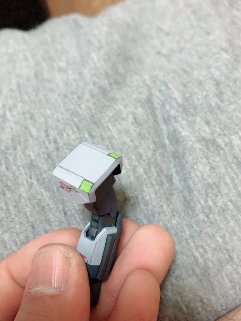 ベースの陸戦型ジムの可動が素晴らしいので特にスジボリ強化以外はしなかったんですが、ゲーム画面で肩アーマーの角にマーカーが付いているように見えたのでそこだけ追加で作りました。