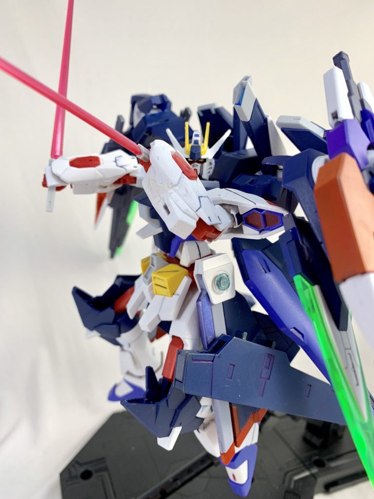 膝裏に仕込まれたGNビームサーベル。
両手の武器を弾かれたときに膝裏から射出して逆手で相手を斬りはらう。基本的には不意打ち用の仕込み武器。