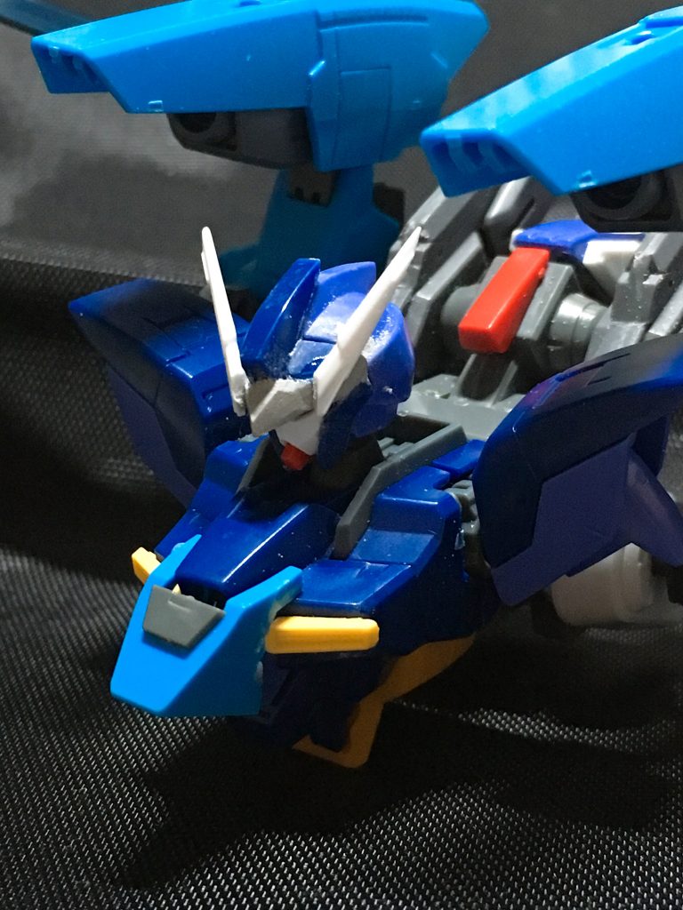 額のあたりがイマイチに見えたのでここはパテとビルダーズパーツで加工