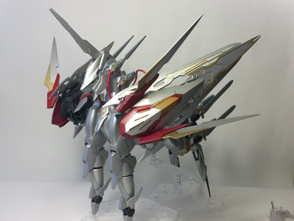 戦馬フォーミュラー。
シュトラールの支援機でモチーフはTCG『バトルスピリッツ』より超十二神皇エグゼシードF。