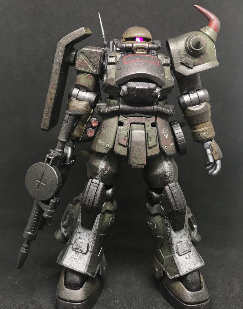 F2ザクをベースに太腿はreviveグフ、膝から下はアクトザク、足首はグフの物を使用。