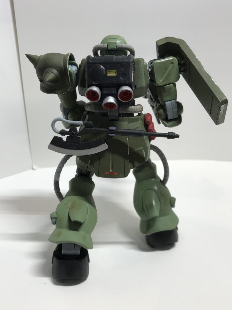 背面からです。ザクⅡ、ザクⅠに比べてヒートホークが大きいのが本機の特徴ですね。