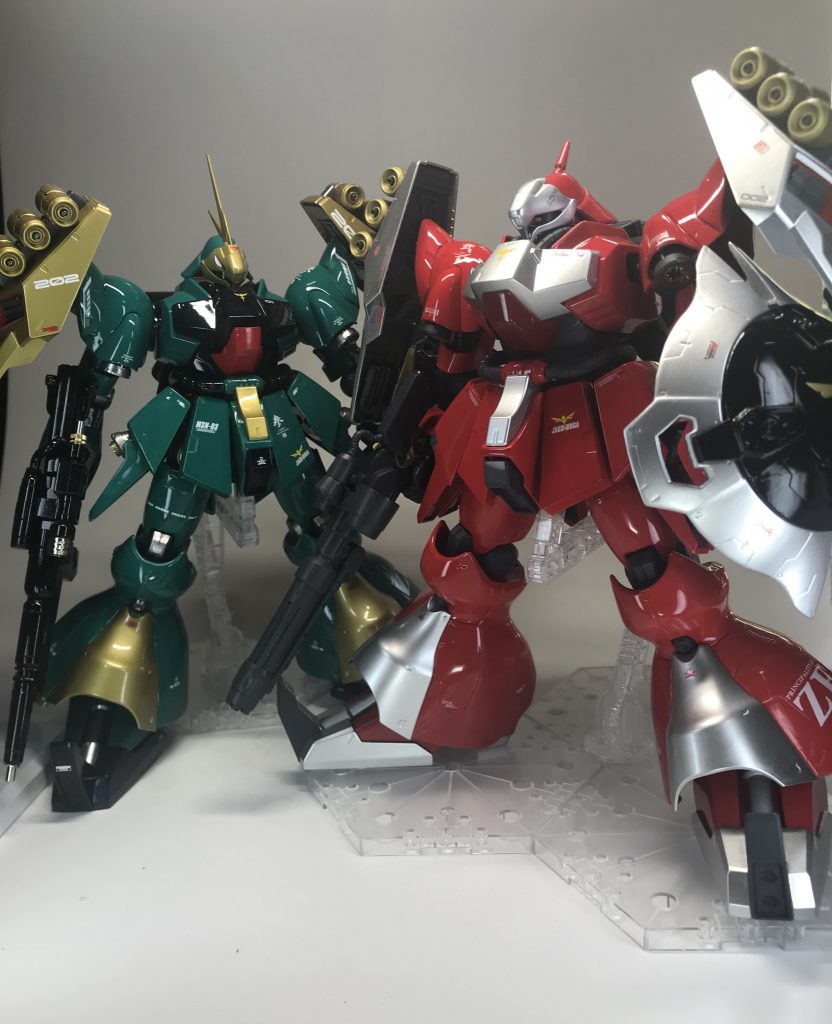 去年作ったギュネイ機と並べて