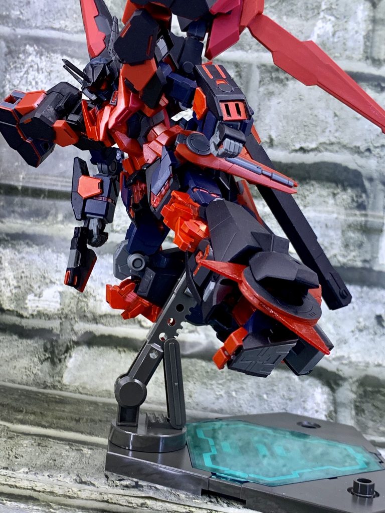 脚部には遠隔操作型のビームリングユニットを装備
近接戦闘時には装着したままビームを発生させる事でビームキックも可能