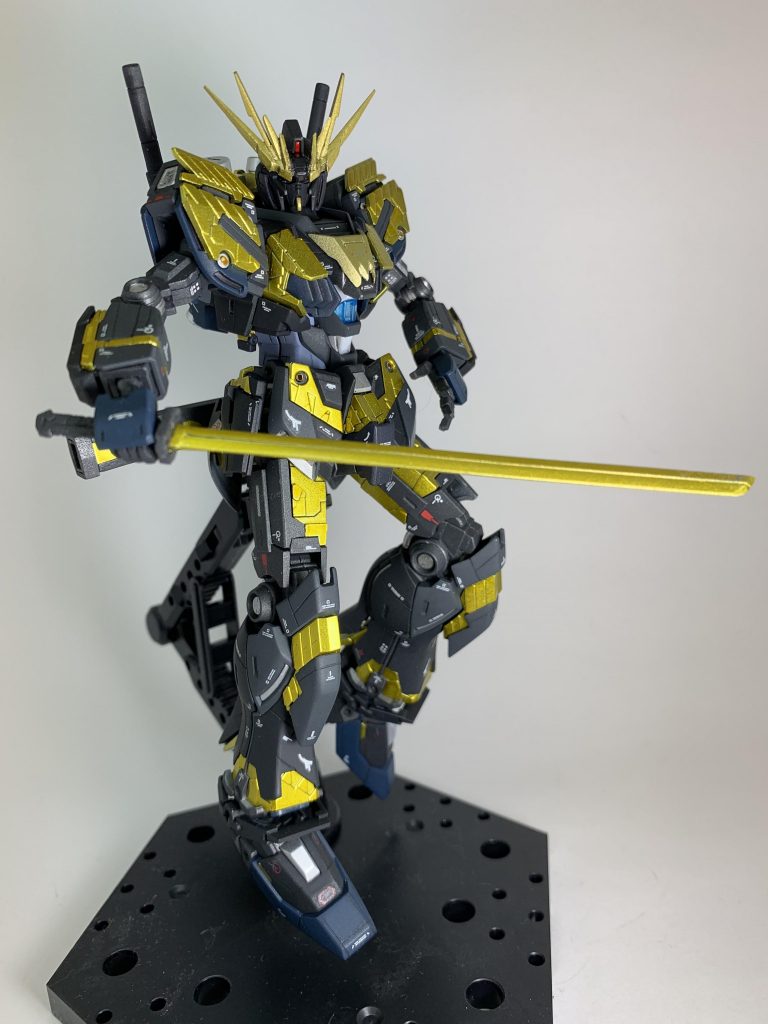 アームド・アーマーVS(Vior Sword)
バンシィに搭載されたアームド・アーマーVNで証明された、サイコフレームを格闘武器として使用した際の有用性を発展させた装備。刀身をサイコフレームで構成し、AAVNの展開時同様に高周波振動させることで対象を切り裂く実体剣。
刀身はHGアストレイのガーベラ・ストレートの反りを無くして直剣に改修、日本刀ではなく機械剣に見えるようにしてみました。鞘はプラアクトの小太刀二刀を使用。塗り分けでサイコフレームを表現しています。