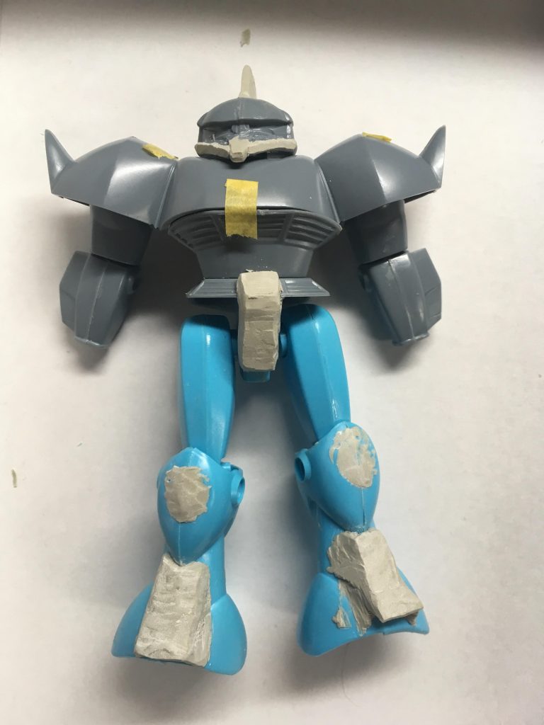 まずはゲルググの上半身とギャンの下半身をつなげる所から始めました。