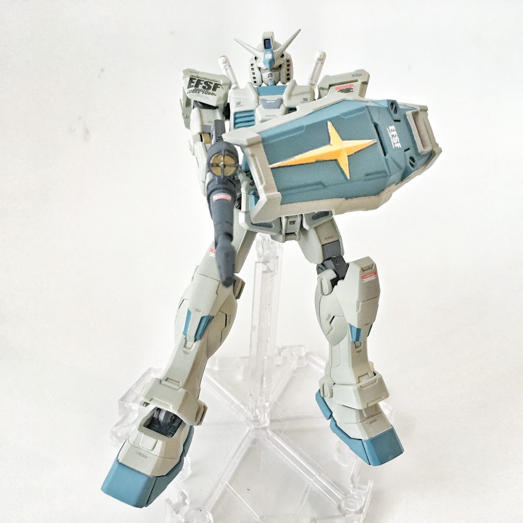 Gフレームの変態可動で、一応両手撃ちっぽいポーズも可能です。