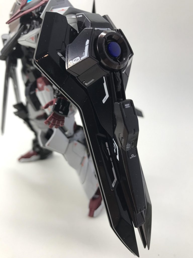 ブレイドドラグーン10
左腕に搭載した大型のブレイドドラグーン。見た目の通り鈍重ではあるが、破壊力防御力は高め。重い…