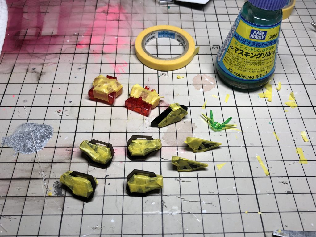 マスキング途中。肩周りは結構大変！